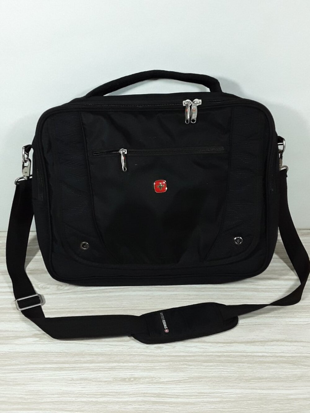 SwissGear Padded Laptop Messenger Bag, 15"x11" Scan Smart Travel Briefcase black